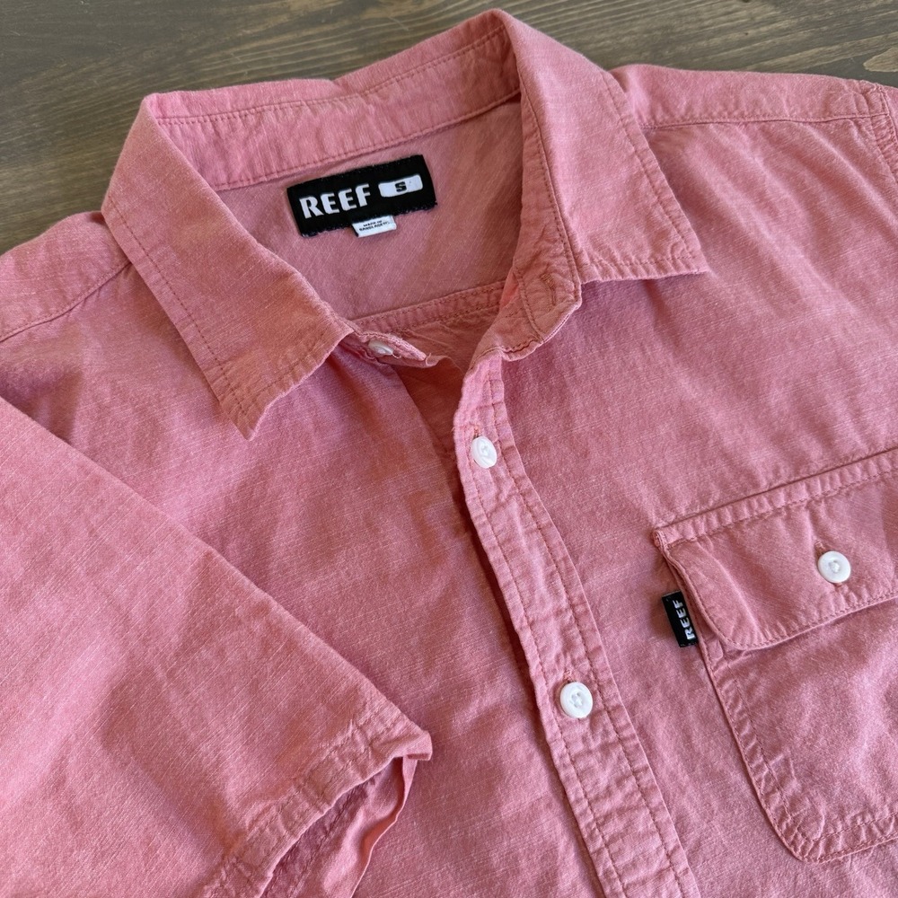 Reef Men's Small Red Short Sleeve Button Up Shirt‎ Collared Top Logo Cotton